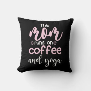 Yoga Liebhaber Diese Mutter läuft auf Kaffee und Kissen