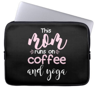 Yoga Lover   Diese Mama läuft auf Kaffee und Yoga Laptopschutzhülle