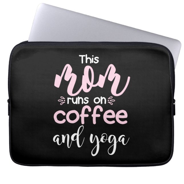 Yoga Lover | Diese Mama läuft auf Kaffee und Yoga Laptopschutzhülle (Vorderseite)
