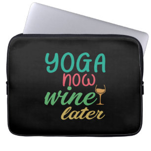 Yoga Lover   Yoga Jetzt Wein später Laptopschutzhülle