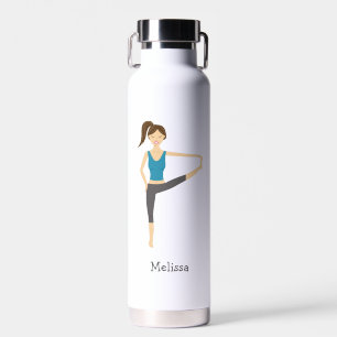 Yoga-Mädchen in der erweiterten Hand-zu-Zehen-Pose Trinkflasche