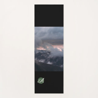 YOGA MAT CLOUDS UND STARTET PERSONALISIERTE INITIA YOGAMATTE