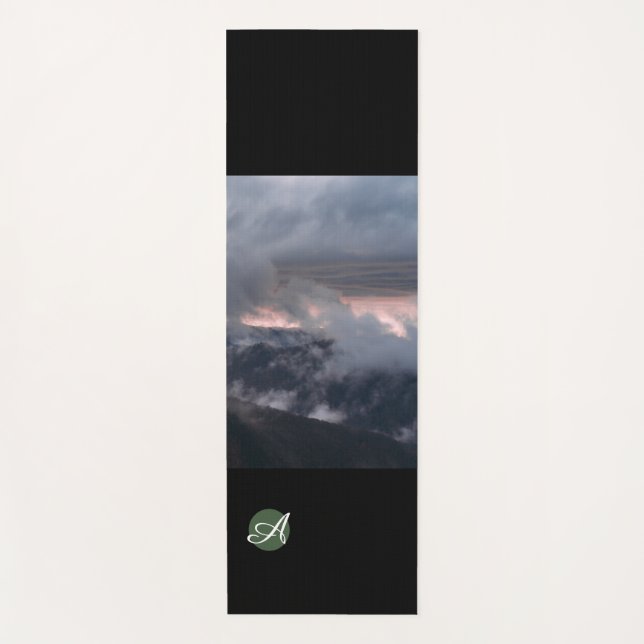 YOGA MAT CLOUDS UND STARTET PERSONALISIERTE INITIA YOGAMATTE (Vorderseite)