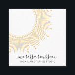 Yoga Meditation Instructor Gold Sun Mandala Quadratische Visitenkarte<br><div class="desc">Eine Yoga- und/oder Meditationslehrer-Visitenkarte mit einer modernen Goldsonne-Mandala mit Sonnenstrahlen, mit einem hübschen, modernen Schriftzeichen-Typ.</div>