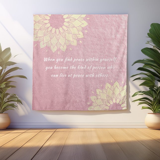 Yoga Meditation Instruktorin Rose Gold Mandala Zit Wandteppich (Von Creator hochgeladen)