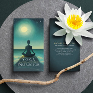 Yoga Meditation Pose auf Rock Full Moon Stars Nigh Visitenkarte