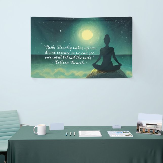 Yoga Meditation Pose über Rock Moon Star Ozeanange Banner (Messeveranstaltung)