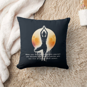 Yoga-Meditationslehrer Baumpose Vollmond Kissen