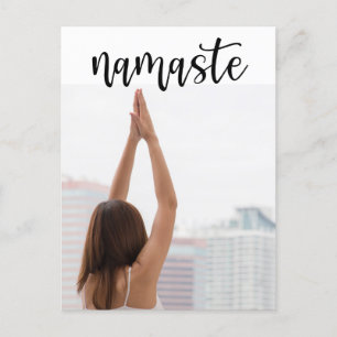 Yoga Namaste Frau in Yogahaltung Postkarte