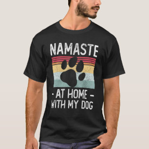 Yoga Namaste Zuhause mit meinem Hund 1 T-Shirt
