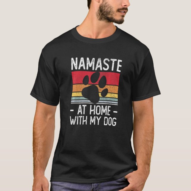 Yoga Namaste Zuhause mit meinem Hund T-Shirt (Vorderseite)