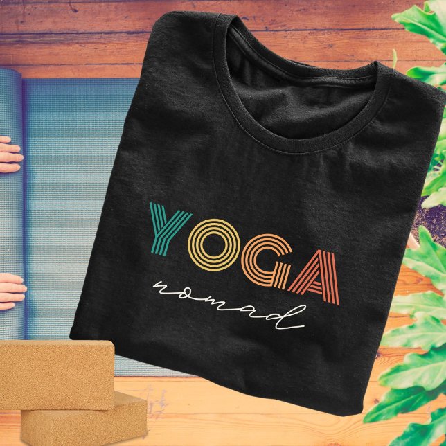 Yoga Nomad Moderner Yoga-Lehrer Tri-Blend Shirt (Von Creator hochgeladen)