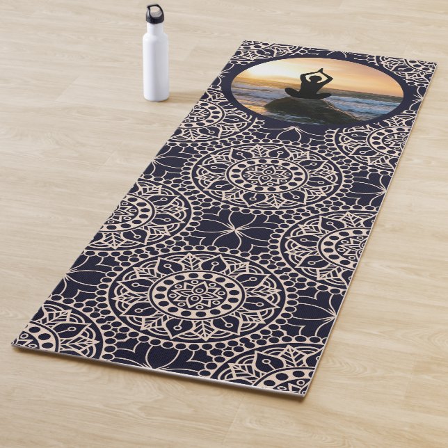 Yoga Pose Rocky Ocean Shore Gemustert Yogamatte (Beispiel)