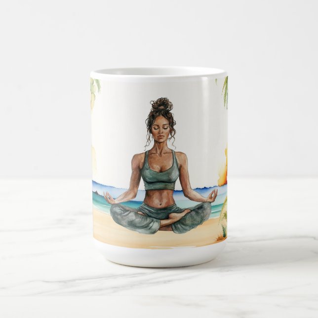 Yoga-Position am Strand  Kaffeetasse (Mittel)