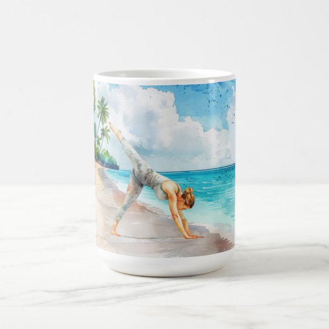 Yoga-Position am Strand  Kaffeetasse (Mittel)