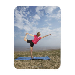 Yoga praktizierende Frau am Strand Magnet