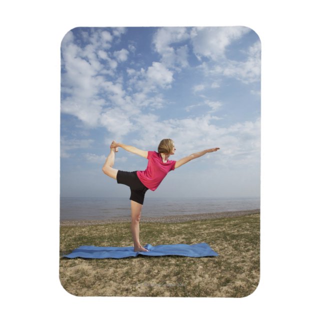 Yoga praktizierende Frau am Strand Magnet (Vertikal)