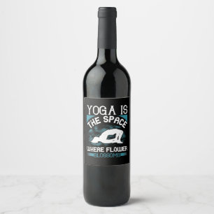 Yoga - Yoga ist der Raum, in dem Blume blühen Weinetikett