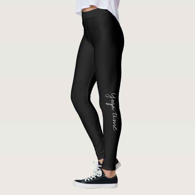 Yoga-Zeit Moderner Text in Schwarz-Weiß-Kalligrafi Leggings (Links)