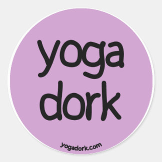 Yogadork-Aufkleber um lila Runder Aufkleber