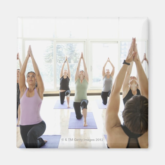 Yogalehrer, der durch die Klasse führt Magnet (Vorne)