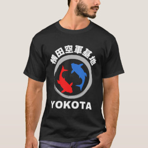 Yokota-Luftwaffenstützpunkt mit Koi Fish auf Japa T-Shirt