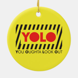 YOLO mit roter Vorsicht Keramikornament