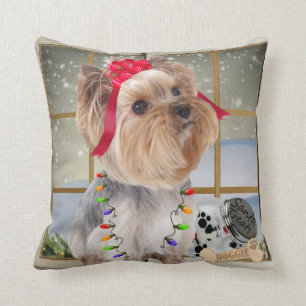 Yorkie im Weihnachtslicht-Kissen durch Kissen