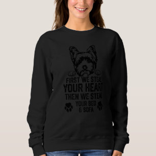 Yorkie stiehlt Ihr Herz, stiehlt Ihr Bett und Sofa Sweatshirt