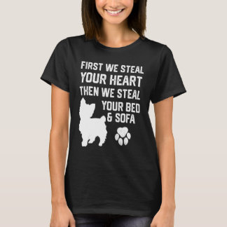 Yorkie stiehlt Ihr Herz, stiehlt Ihr Bett und Sofa T-Shirt