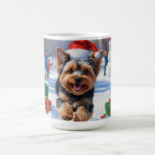 Yorkipoo läuft im Schnee mit Weihnachtshut Kaffeetasse