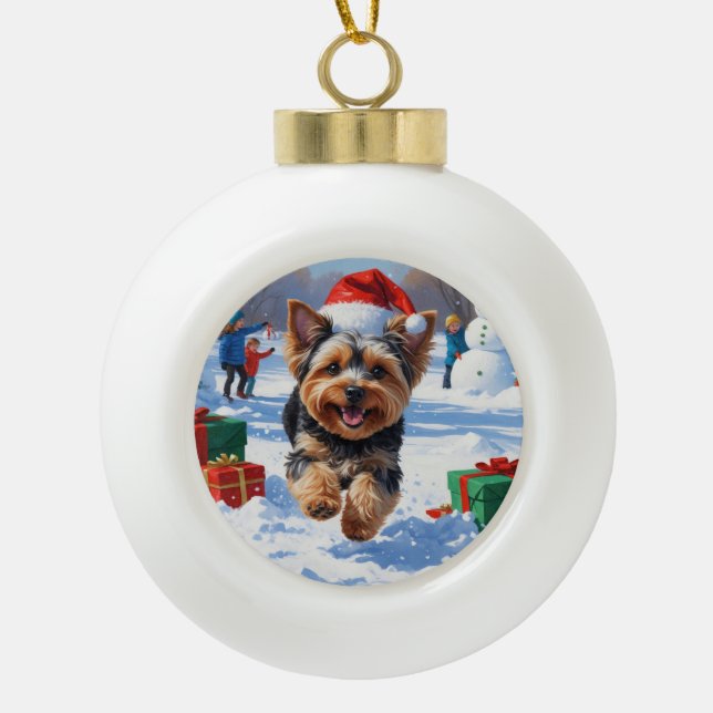 Yorkipoo läuft im Schnee mit Weihnachtshut Keramik Kugel-Ornament (Vorderseite)