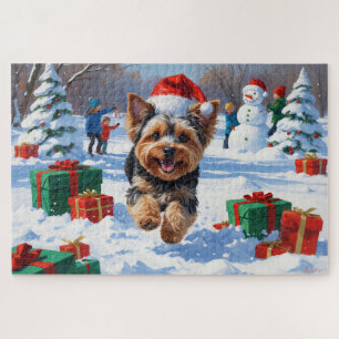 Yorkipoo läuft im Schnee mit Weihnachtsmütze