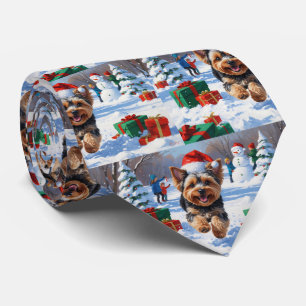Yorkipoo läuft im Schnee mit Weihnachtsmütze Krawatte