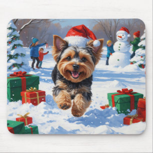 Yorkipoo läuft im Schnee mit Weihnachtsmütze Mousepad