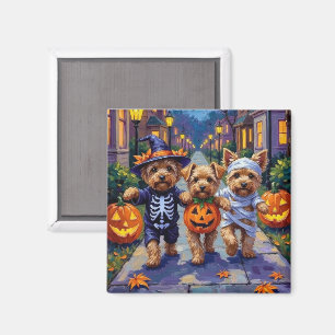 Yorkipoo-Süßigkeiten-Sammeln in Halloween-Kostümen Magnet