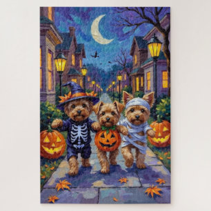 Yorkipoo Trick-or-Treating in Halloween-Kostümen