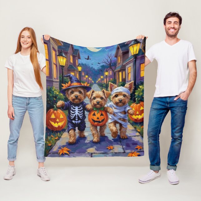 Yorkipoo Trick-or-Treating in Halloween-Kostümen Fleecedecke (Beispiel)