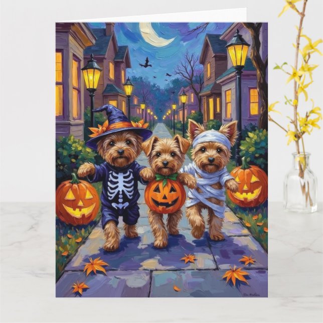 Yorkipoo Trick-or-Treating in Halloween-Kostümen Karte (Gelbe Blume)
