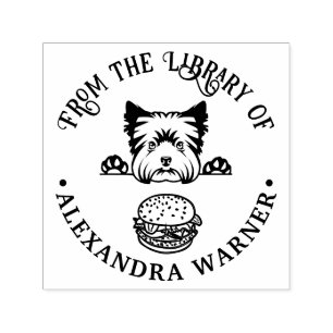 Yorkshire Terrier betrachtet Burger Bibliotheksbuc Permastempel