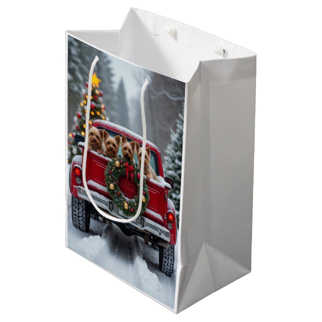 Yorkshire Terrier Christmas Red Truck Holiday Gift Mittlere Geschenktüte (Vorderseite Schrägansicht)