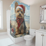 Yorkshire Terrier Dog Christmas Vintag Beach Duschvorhang<br><div class="desc">Bringen Sie die Wärme der Ferien an die Küste mit diesem charmanten, Vintag inspirierten Design, das einen festlichen Hund auf einem ruhigen Strand besticht. Mit einer klassischen Touch nostalgischer Töne und Küstenstöcke erweckt dieses Kunstwerk den Zauber der Weihnachtszeit am Meer. Dieses Design ist perfekt für den gelungenen Urlaub geeignet und...</div>