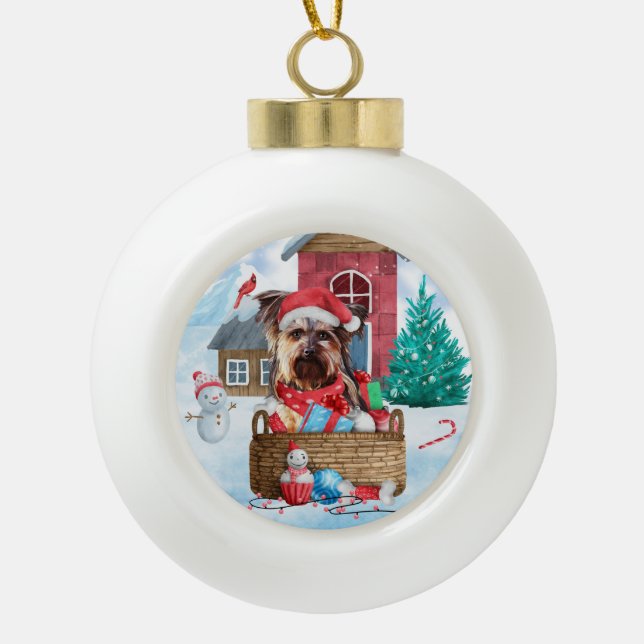 Yorkshire Terrier Dog im Schnee Weihnachtshundehau Keramik Kugel-Ornament (Vorderseite)