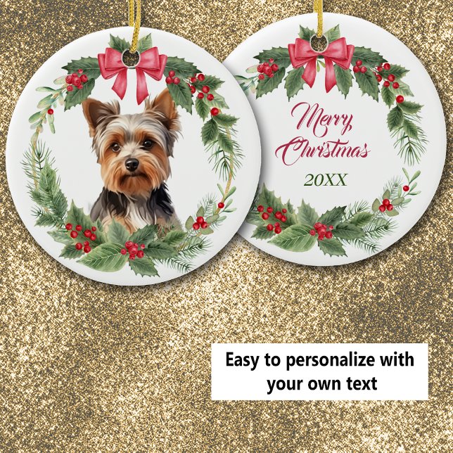 Yorkshire Terrier Dog Red Bow Holly Wreath Keramik Ornament (Von Creator hochgeladen)