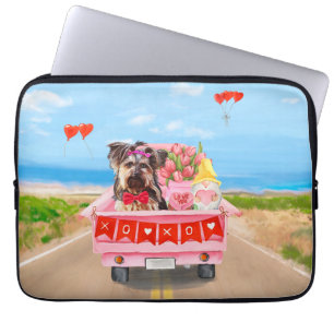 Yorkshire Terrier Dog Valentine's Day Truck Hearts Laptopschutzhülle