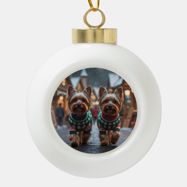 Yorkshire Terrier Dogs Christmas Snow Holiday  Keramik Kugel-Ornament (Vorderseite)