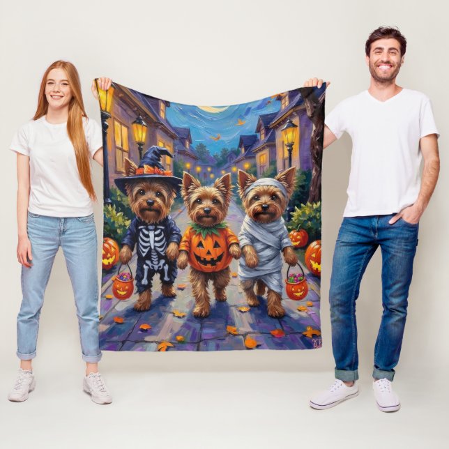 Yorkshire Terrier Dogs in Halloween Costumes Fleecedecke (Beispiel)