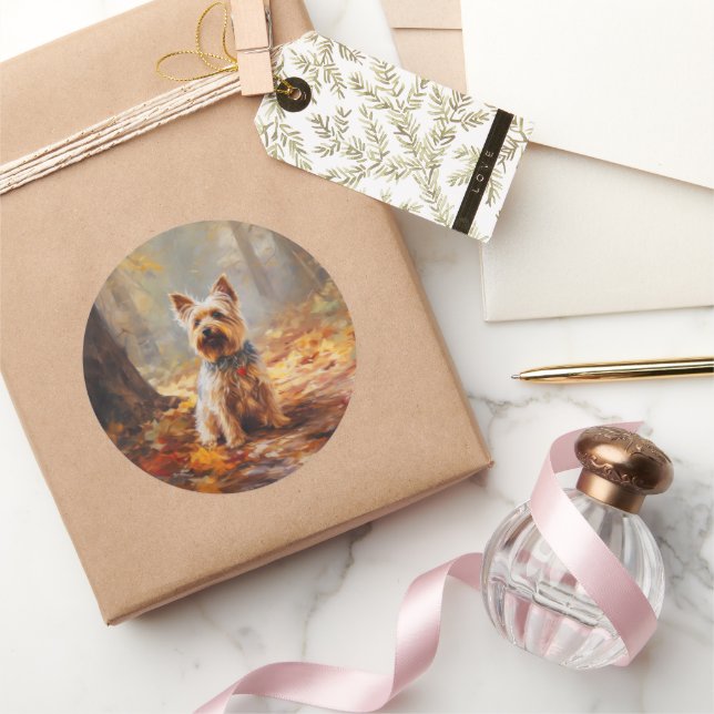 Yorkshire Terrier im Herbstfall Inspiriert Runder Aufkleber (Schenken)