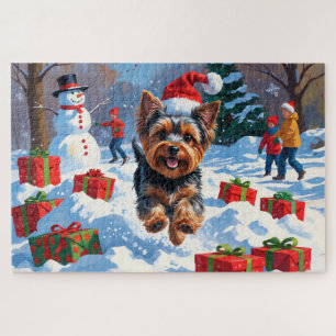 Yorkshire Terrier im Schnee mit Weihnachtsmütze