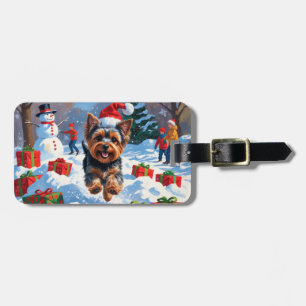 Yorkshire Terrier im Schnee mit Weihnachtsmütze Gepäckanhänger